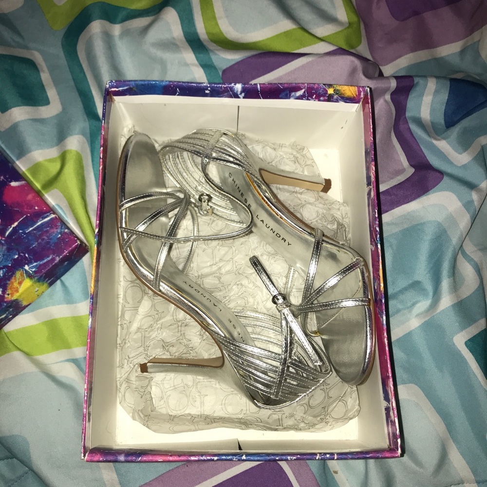 Silver heels - Picture 3 of 8